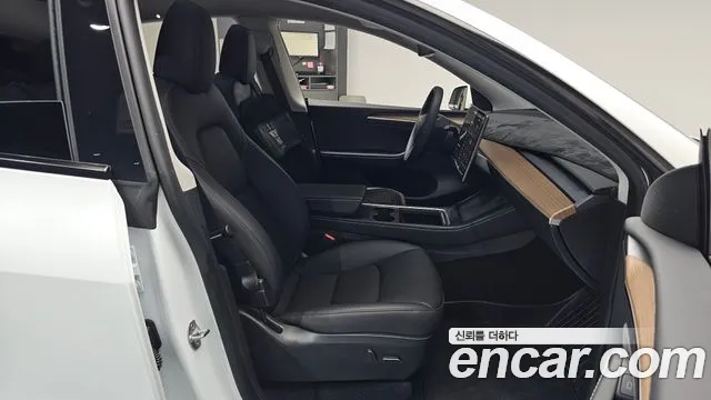 Tesla Model Y — Фото автомобиля 16