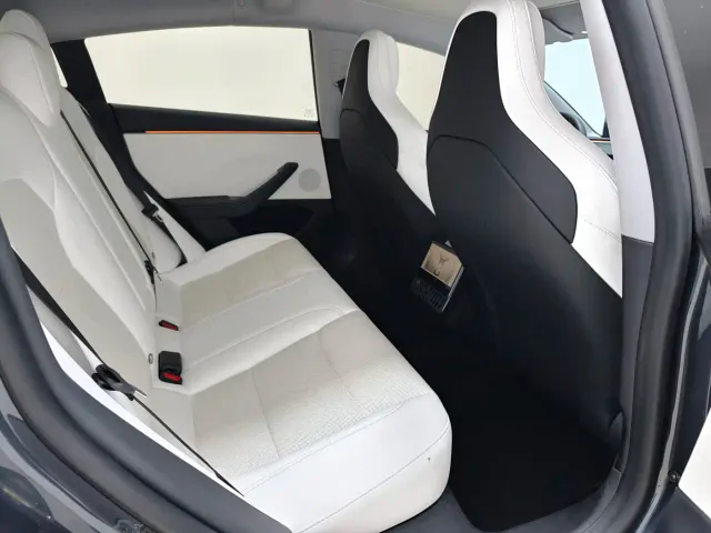 Tesla Model 3 — Фото автомобиля 5