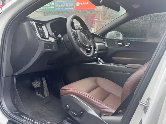 Volvo XC60 — Фото автомобиля 15