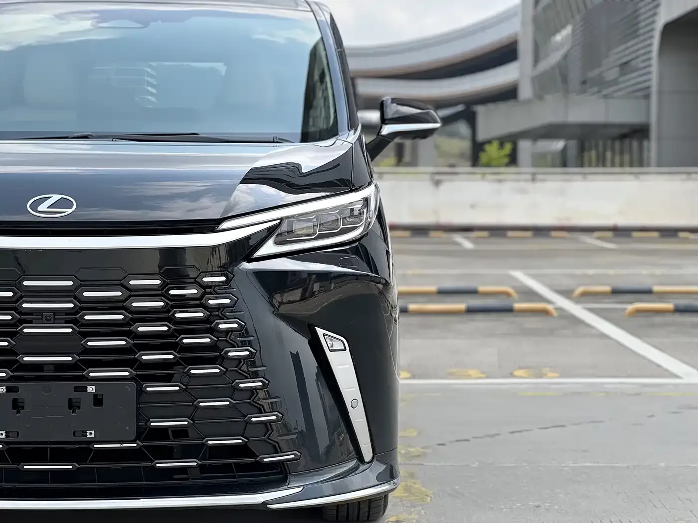 Lexus Lexus LM 2023 500h 6-Seater Prestige Edition — Фото автомобиля 17