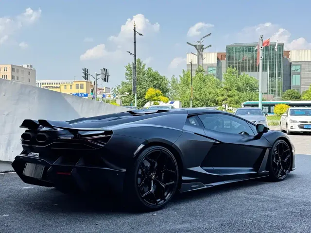 Lamborghini Revuelto — Фото автомобиля 4