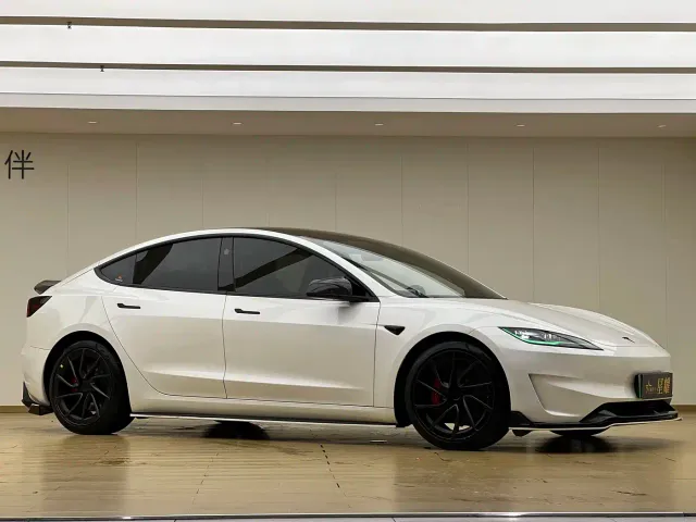 Tesla Model 3 — Фото автомобиля 3