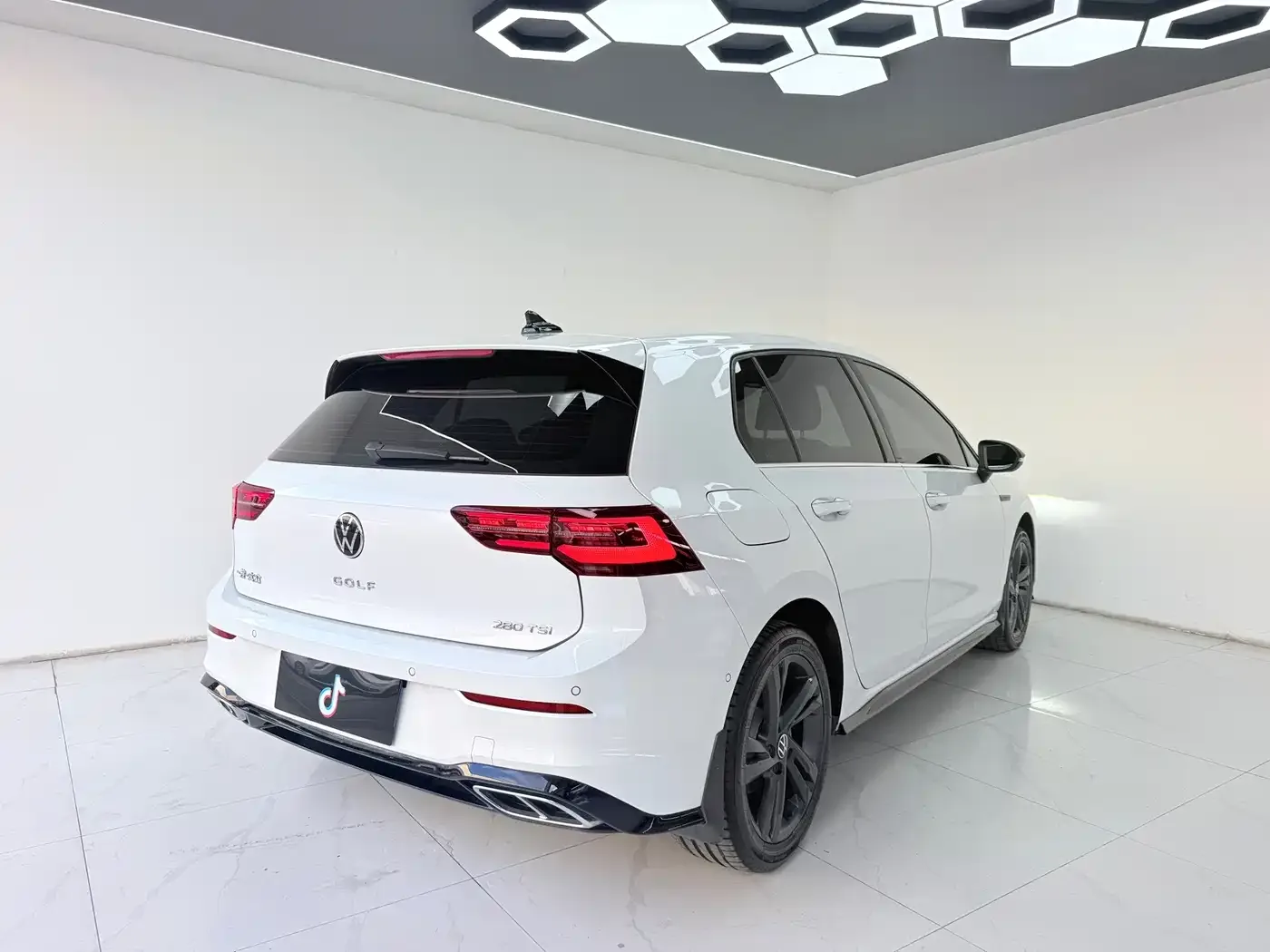 Volkswagen Golf 2024 280TSI DSG R-Line 50th Anniversary Edition — Фото автомобиля 7