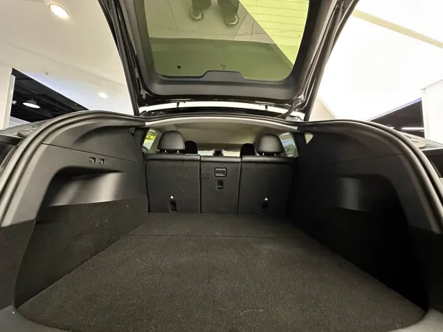 Tesla Model Y — Фото автомобиля 17