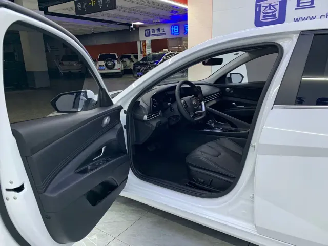 Hyundai Elantra — Фото автомобиля 12