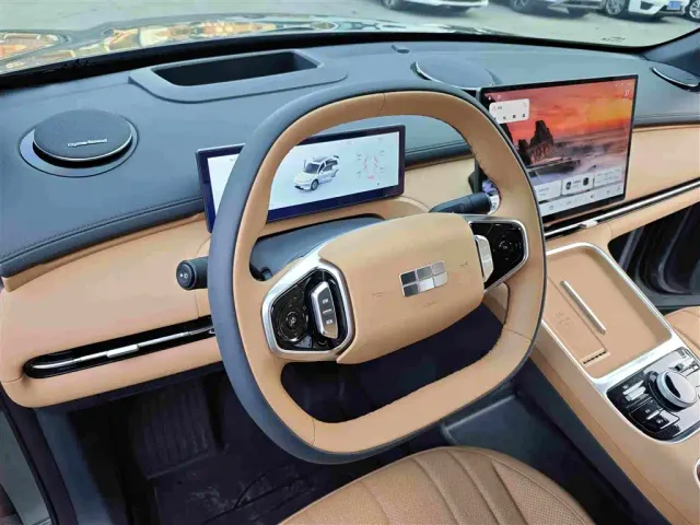 Geely Galaxy Starship 7 EM-i — Фото автомобиля 13