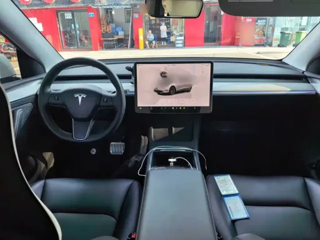 Tesla Model Y — Фото автомобиля 12