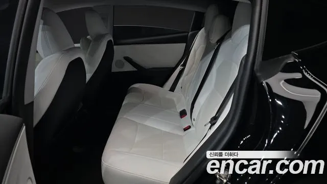 Tesla Model 3 — Фото автомобиля 12