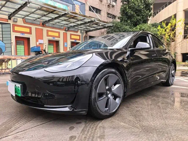 Tesla Model 3 — Фото автомобиля 4