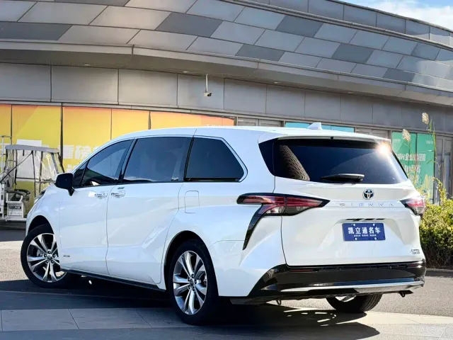 Toyota Sienna — Фото автомобиля 4