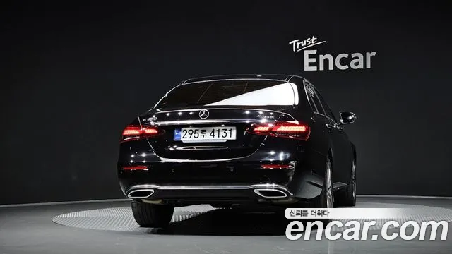 Mercedes-Benz E-Class — Фото автомобиля 4