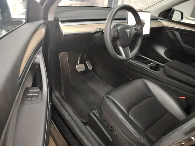 Tesla Model Y — Фото автомобиля 15