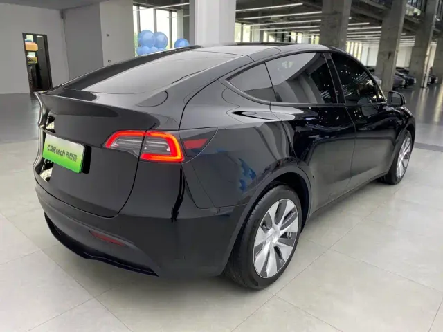 Tesla Model Y — Фото автомобиля 4