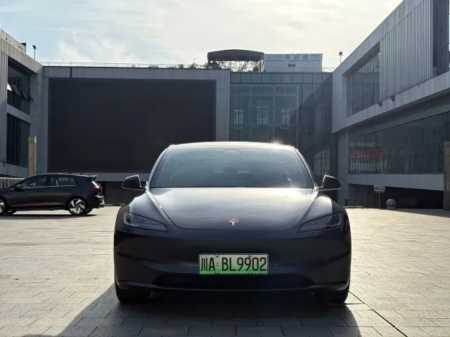 Tesla Model 3 — Фото автомобиля 2