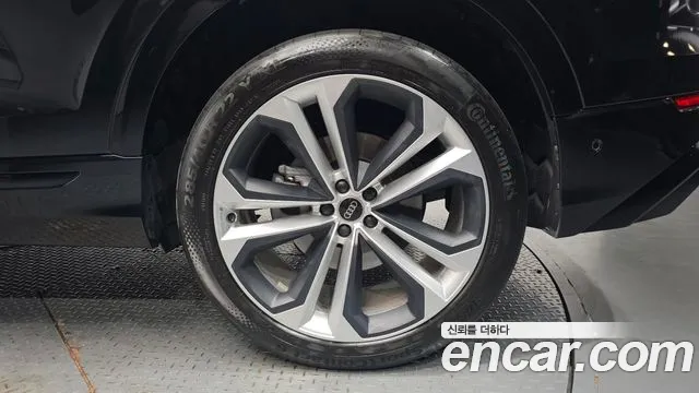 Audi Q8 55 TFSI quattro Premium — Фото автомобиля 15