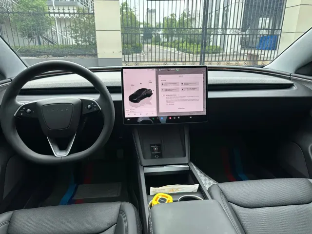 Tesla Model 3 — Фото автомобиля 9