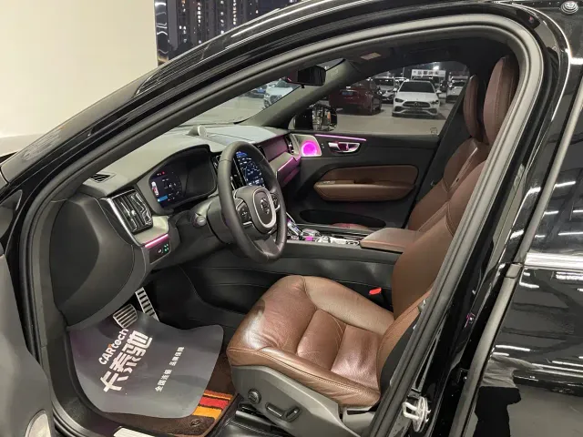 Volvo XC60 — Фото автомобиля 9