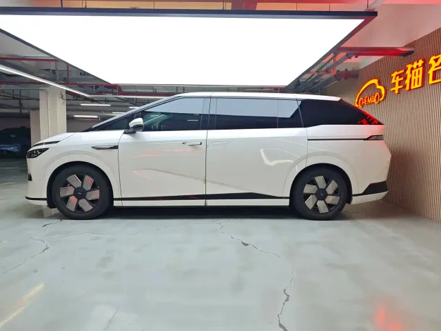 Xpeng X9 — Фото автомобиля 6