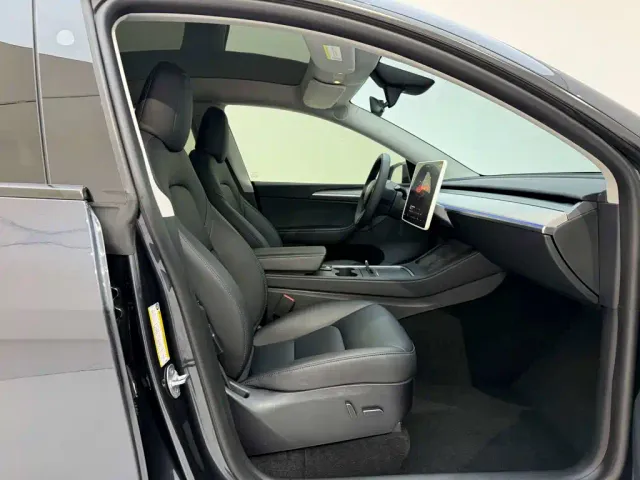 Tesla Model Y — Фото автомобиля 18