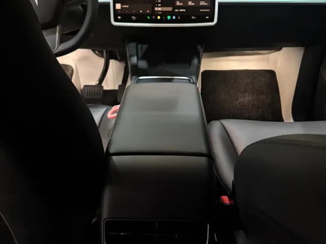 Tesla Model Y — Фото автомобиля 13