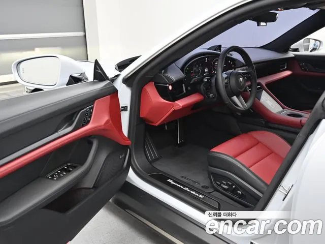 Porsche Taycan — Фото автомобиля 11