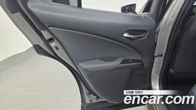 Lexus UX — Фото автомобиля 25