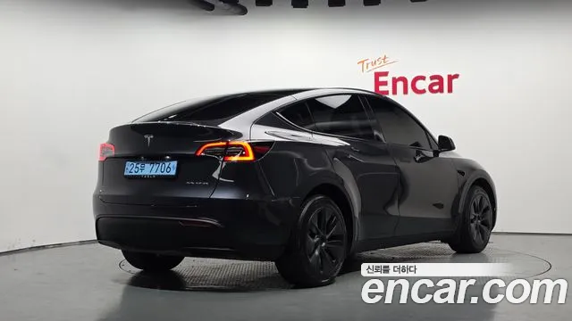 Tesla Model Y — Фото автомобиля 2