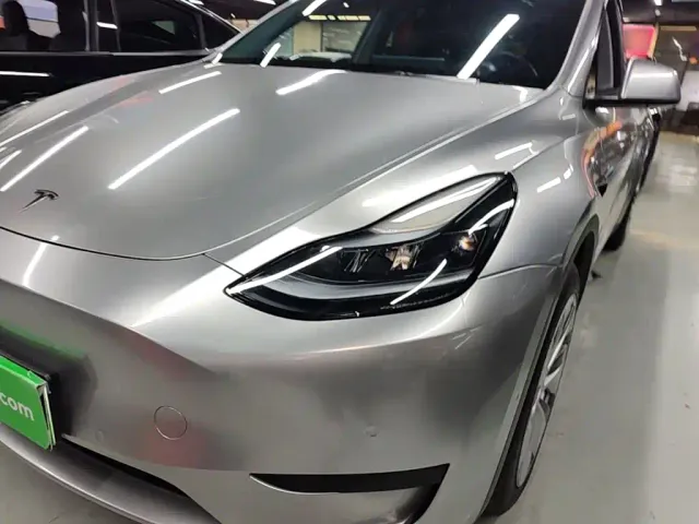 Tesla Model Y — Фото автомобиля 23