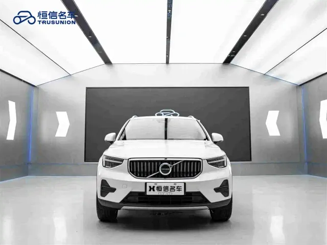 Volvo XC40 — Фото автомобиля 2