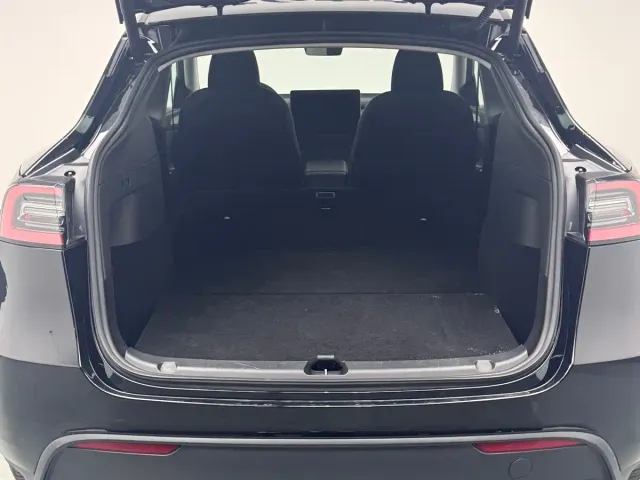 Tesla Model Y — Фото автомобиля 20