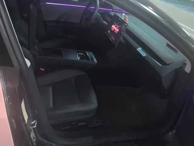 Tesla Model 3 — Фото автомобиля 8