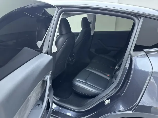 Tesla Model Y — Фото автомобиля 12