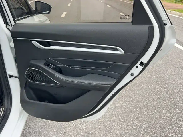 Geely Emgrand — Фото автомобиля 13