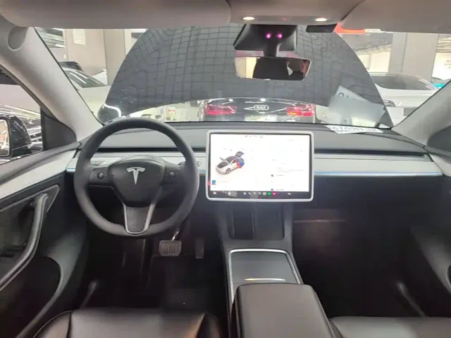 Tesla Model Y — Фото автомобиля 9