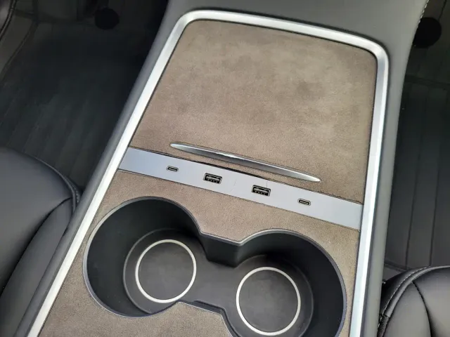 Tesla Model Y — Фото автомобиля 22