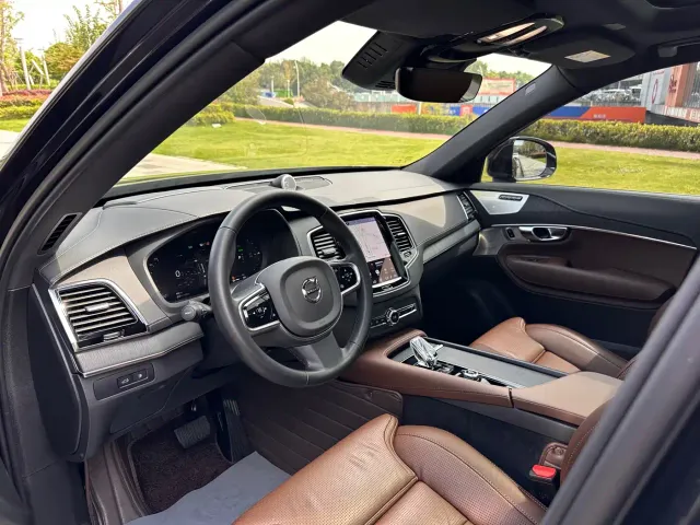Volvo XC90 — Фото автомобиля 4