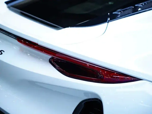 Lotus Emira — Фото автомобиля 9