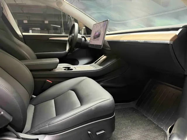 Tesla Model Y — Фото автомобиля 4
