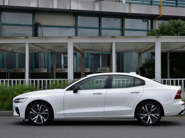 Volvo S60 — Фото автомобиля 2