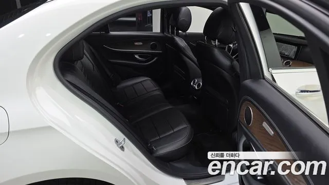 Mercedes-Benz E-Class — Фото автомобиля 11