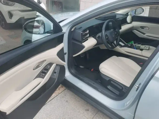 BYD Qin L — Фото автомобиля 15