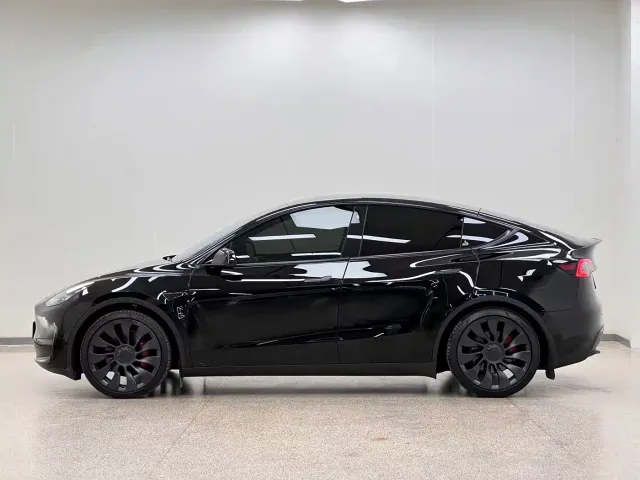 Tesla Model Y — Фото автомобиля 4