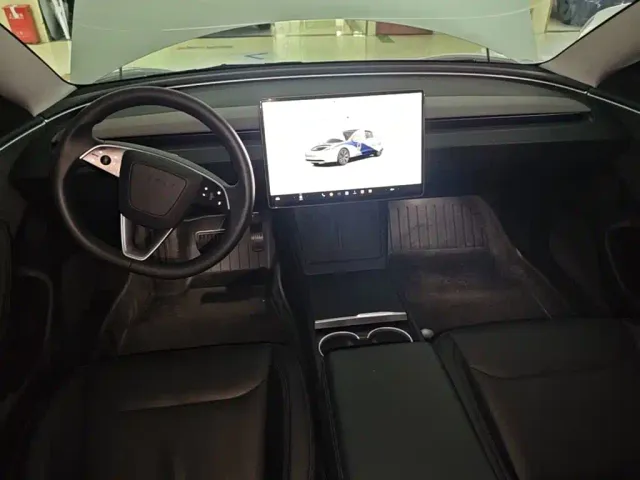 Tesla Model 3 — Фото автомобиля 9
