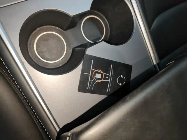 Tesla Model Y — Фото автомобиля 8