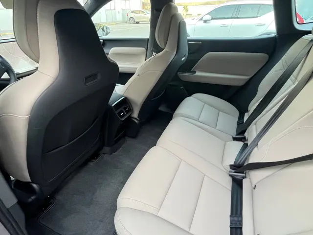 Volvo XC70 Plug-in Hybrid — Фото автомобиля 11
