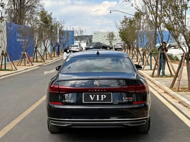 Volkswagen Passat — Фото автомобиля 12