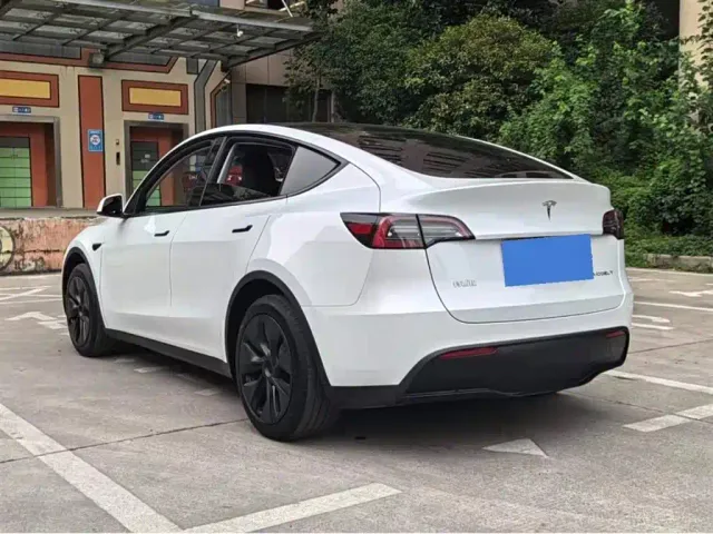 Tesla Model Y — Фото автомобиля 6