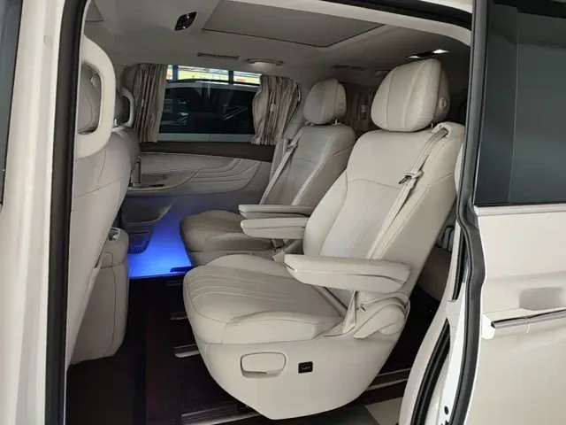 Roewe iMAX8 — Фото автомобиля 12