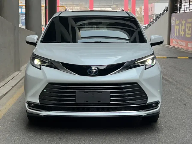 Фотография автомобиля — Toyota Sienna