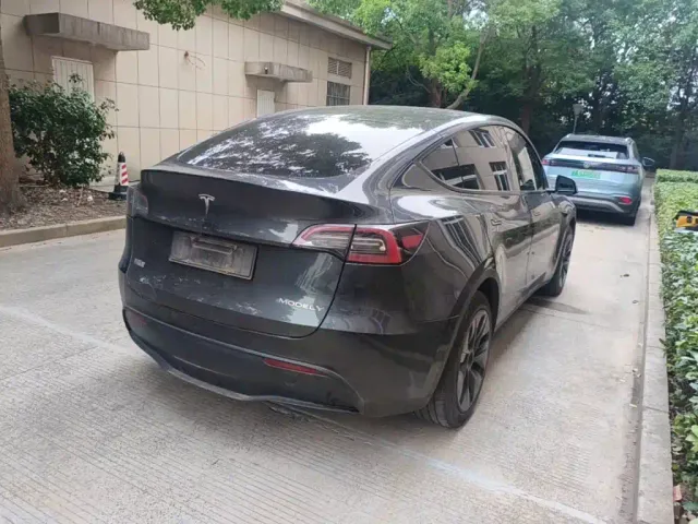 Tesla Model Y 2024 Rear-Wheel Drive Version — Фото автомобиля 6